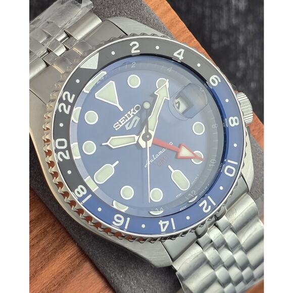 Seiko SSK003K1 GMT Diver – Blue Dial, 4R34 Auto, Black/Blue Bezel, NOS Unworn - Picture 3 of 8